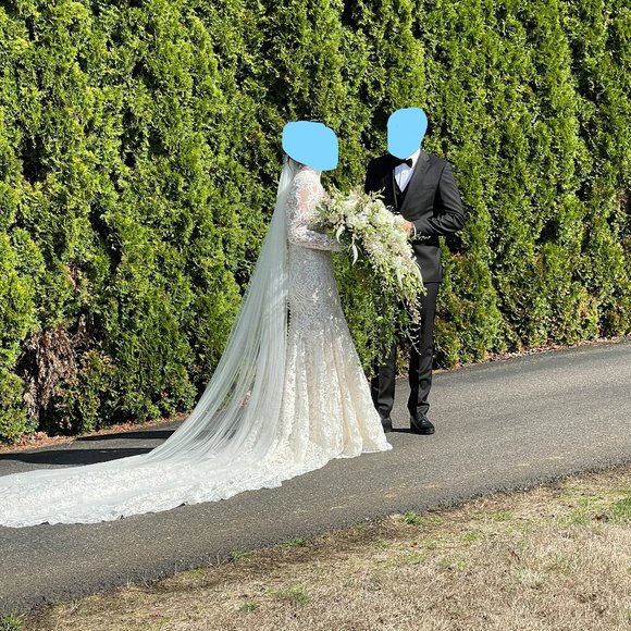 Monique Lhuillier Wedding Gown - Picture 7 of 10